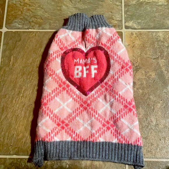 I’m selling a dog sweater it has a heart on it and it says mamas bff on it - Picture 1 of 2